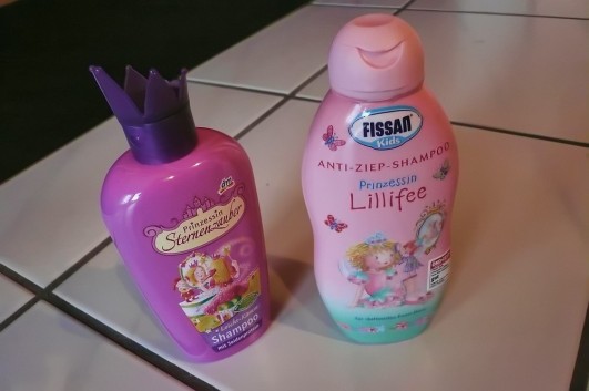 Dem Brief anhängig war dieses schockierende Bild aus dem Badezimmer der Fünfjährigen. Lilly Lifestyle.