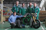 MZ-Management und Arbeiterschaft in der leeren Produktionshalle mit ihrem Geldofen. (Bild: MZ)