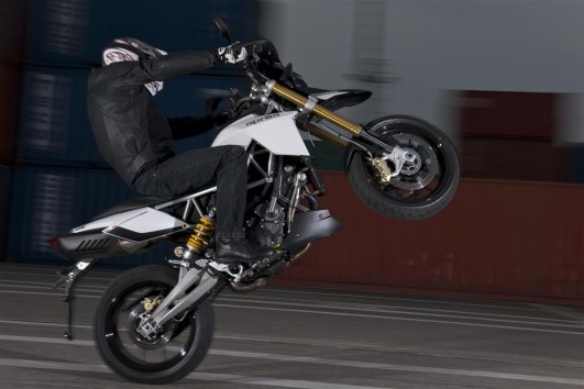 "Direkter als mit dem schon gezähmten Setting 'Sport' wäre dieser Motor unfahrbar", sagt der Aprilia-Techniker.