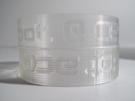 Die Qualität der Drucke hängt von der Exaktheit der Hardware ab. Oben: Thing-o-Matic, unten: Cupcake (Bild: Makerbot)