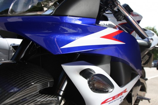 Hondas Motorsportfarben stehen der 600 RR zum Beispiel gut. Eine von sehr vielen netten Designs, die es mittlerweile für die 600er gibt.