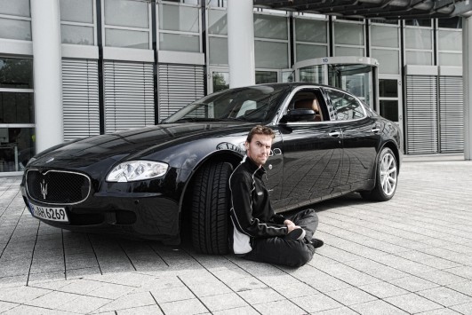 Mein Tausend-Jahre-Blick. Wegen Mafia-Auto und so. (Bild: dieses Heise-Mädel, dessen Namen ich vergessen hab)