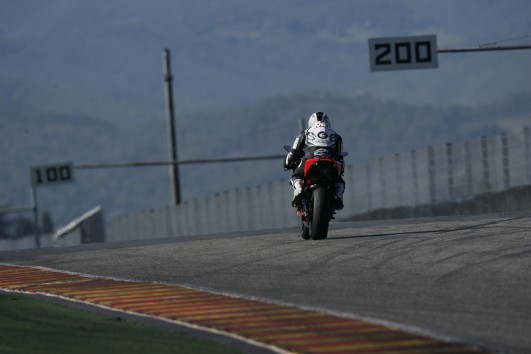 "...und auf den Geraden aktiv bewusst sacken lassen. Mach disch logga, Alter." (Bild: Ducati)