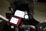Das Cockpit mit Modi-Einstellungen und Garmin-Navi: kleine Spielekonsole zum Rumdrücken.