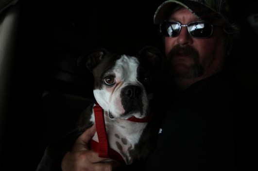 Alan, Hund, unsichtbare Becky: Keepin' on truckin'...