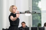 Martina Mara dirigiert Drohne