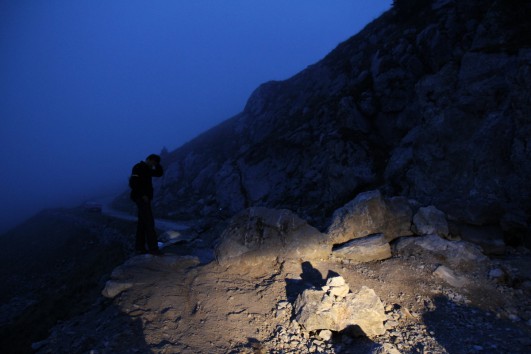 Zweireihig Felsen, Nebel, Nacht und eine KTM 990 Adventure mit Straßenrädern. Alessandro kratzt sich am Kopf. Ging aber.