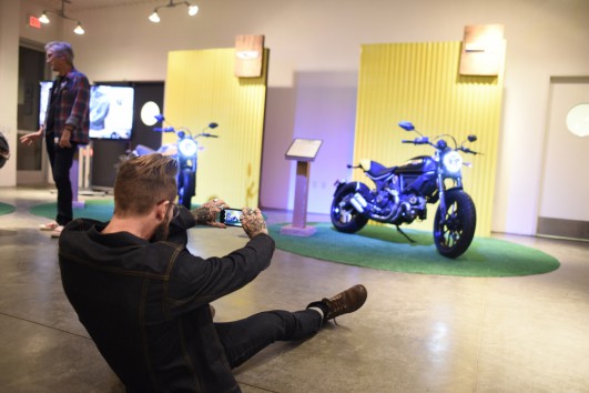 Hipster fotografiert Scrambler