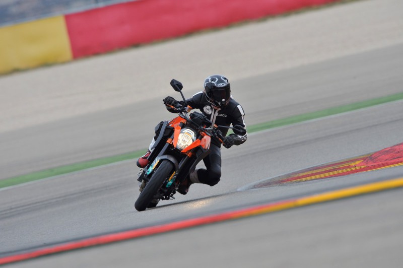 KTM 1290 Super Duke GT auf Pirelli Diablo Rosso III