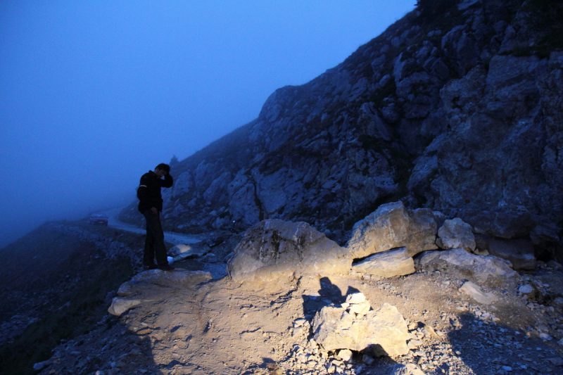Alessandro ratlos auf den Felsbrocken. Wie die Adventure hier drüberwuchten?